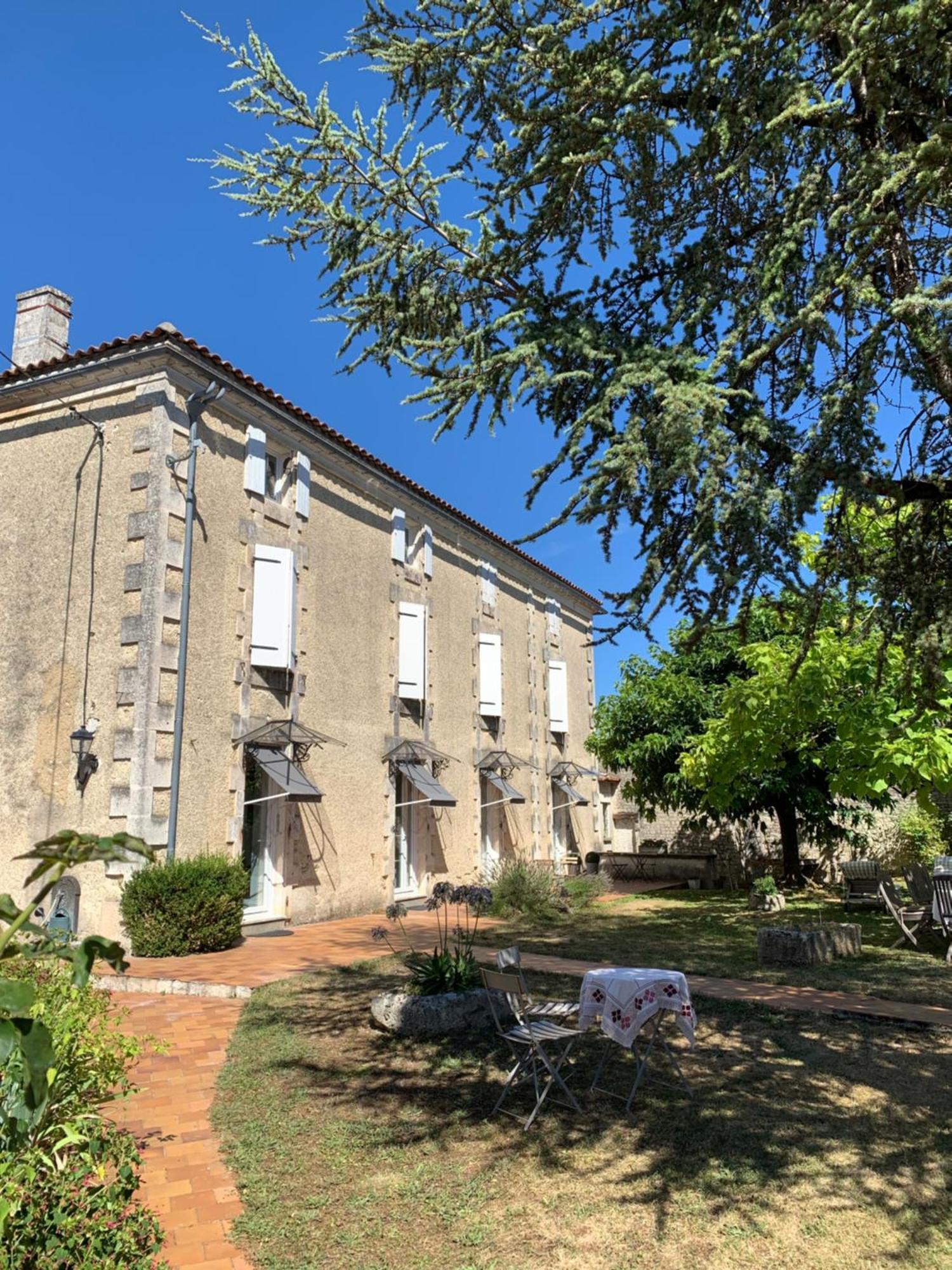 The Cool Lounge A Coulonges - Charente Bed and Breakfast Εξωτερικό φωτογραφία