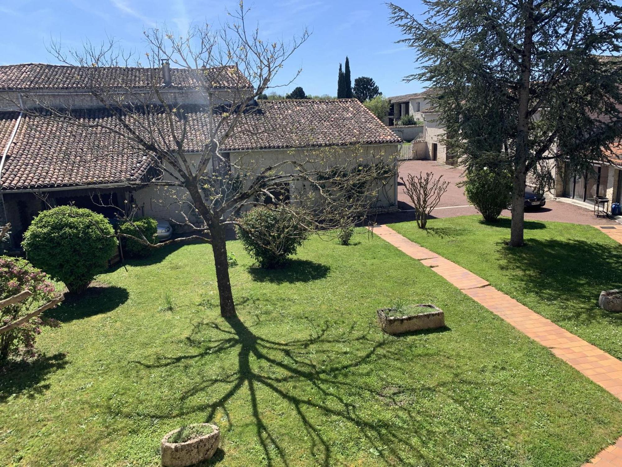 The Cool Lounge A Coulonges - Charente Bed and Breakfast Εξωτερικό φωτογραφία